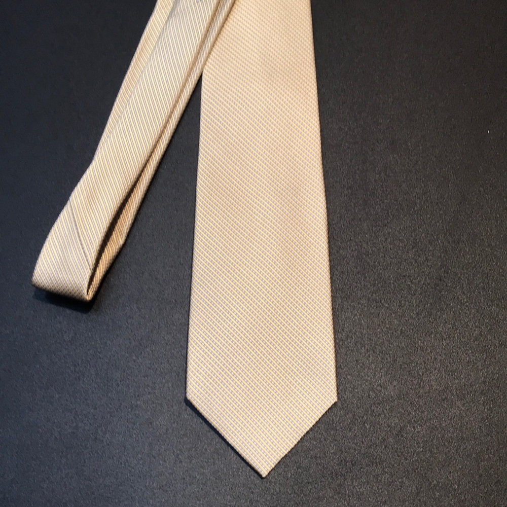 Jones New York, men’s 100% silk tie, stunning gold, faint blue detail, brand new
